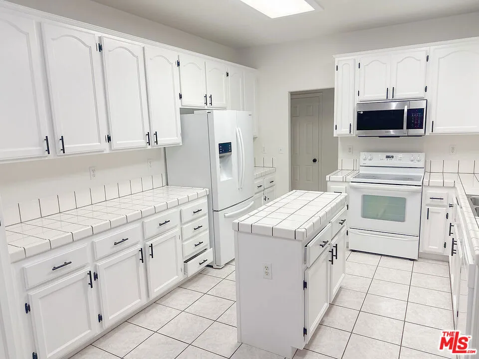 4249 Sungate Drive, Palmdale, California 93551 home-pic-3